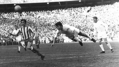 De Felipe despeja ante Irureta en un Madrid-Atl&eacute;tico. Tras ellos, Zoco (a la derecha de la imagen) y Grosso.