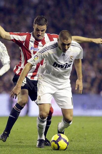 Benzema conduce el balón.