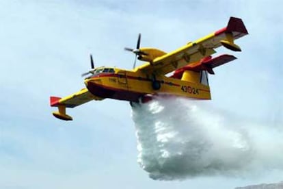 Uno de los hidroaviones del Ejército del Aire que trabajan en la extinción de los incendios.