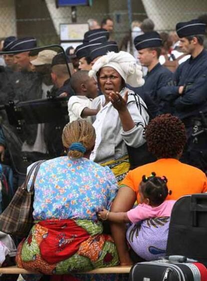 Desalojo policial de una casa ocupada por inmigrantes en París.