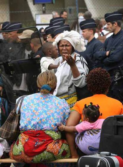 Desalojo policial  de una casa ocupada por inmigrantes en París.