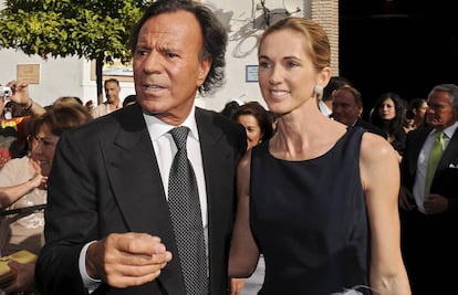 Julio Iglesias y Miranda Rijnsburger, en Marbella, en 2008.