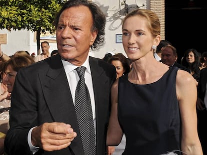 Julio Iglesias y Miranda Rijnsburger, en Marbella, en 2008.