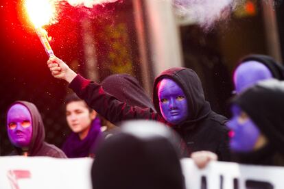 En marzo de 2016 miles de personas se manifestaron en Santiago de Compostela para reclamar la igualdad efectiva y real entre mujeres y hombres y expresar su repulsa a todo tipo de discriminación. En la imagen, una manifestantes sujeta una bengala durante la marcha.