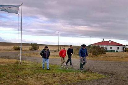 Peones de la granja El Cóndor, situada en las afueras de Río Gallegos, en la Patagonia, a 2.800 kilómetros de Buenos Aires.