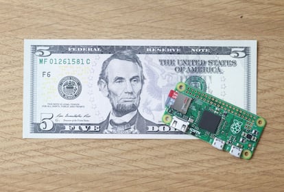 Raspberry Pi Zero es una placa base que cuesta 4,7 euros. De 3 centímetros por 6,5 (el tamaño de un kiwi), incorpora todos los conectores necesarios para utilizarla como un ordenador de mesa: se conecta a un teclado, un ratón y una pantalla. También tiene un cable de conexión a internet y una rendija para añadirle una tarjeta de memoria externa. Una vez enchufada al hardware necesario, utiliza el sistema operativo Linux y tiene un procesador de 1 GHz de potencia —un 40% más rápido que su hermano mayor, el Raspberry Pi 1—. Se puso a la venta el pasado 25 de noviembre y en solo dos días sus creadores se quedaron sin existencias.