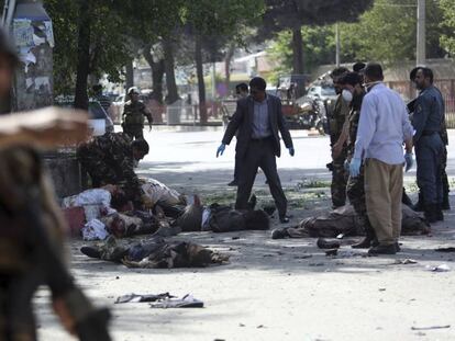 Víctimas yacen en el suelo tras el atentado en Kabul, Afganistán.  