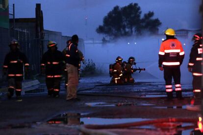 Grupos de Protección Civil y bomberos trabajan para sofocar las nubes de gas en el estado de Puebla (México). 