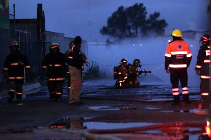 Grupos de Protección Civil y bomberos trabajan para sofocar las nubes de gas en el estado de Puebla (México).