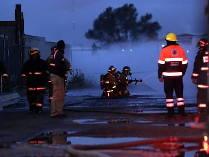 Grupos de Protección Civil y bomberos trabajan para sofocar las nubes de gas en el estado de Puebla (México). 