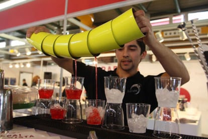 El Forum Gastronómico de Girona abre sus puertas hasta el próximo miércoles para mostrar las últimas tendencias en gastronomía como las que crea el coctelero Lorenzo Galvez en el Flair Club.