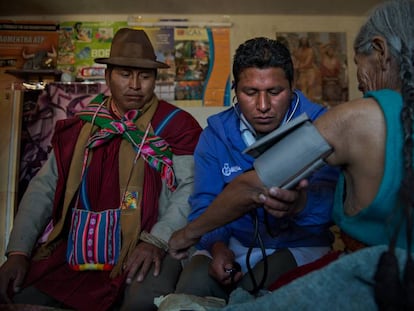 Un médico académico toma la presión a una paciente en la comunidad de Sica Sica, Bolivia.