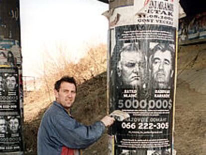 En Tuzla, carteles ofrecen una recompensa por Mladic y Karadzic.