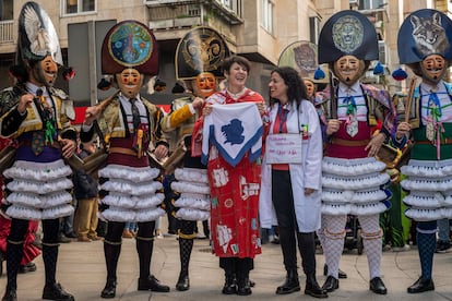 La candidata a la presidencia de la Xunta del BNG, Ana Pontón (centro), posa para los fotógrafos junto a un grupo de cigarrones en el Entroido de Verín, el 13 de febrero.