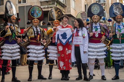 La candidata a la presidencia de la Xunta del BNG, Ana Pontón (centro), posa para los fotógrafos junto a un grupo de cigarrones en el Entroido de Verín, el 13 de febrero. 