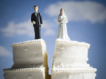 Un pastel de boda partido por la mitad, en una imagen de archivo.