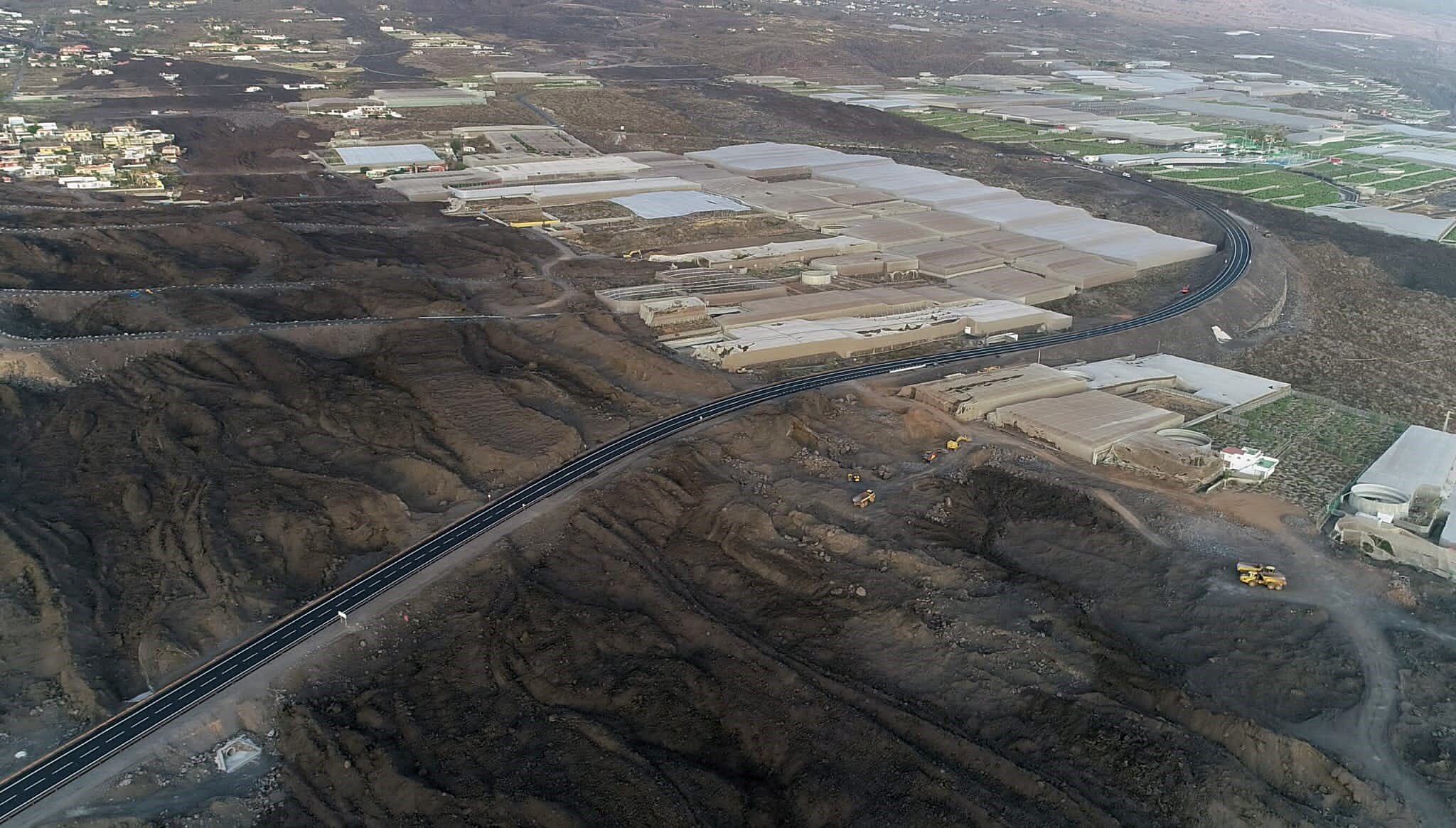 La nueva carretera a la costa en La Palma, sobre la colada sur del volcán.