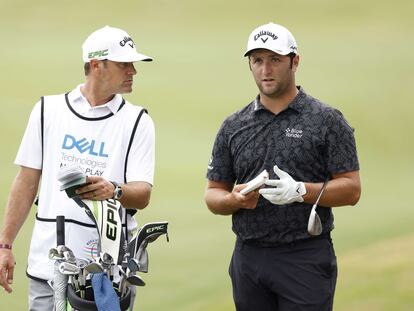 Jon Rahm junto a su caddie.