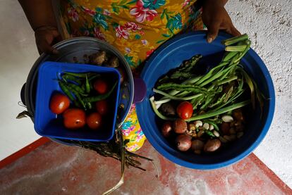 S. Gayathri, de 29 años, muestra la única comida que tiene actualmente su familia mientras espera que su hermano traiga a casa algo de arroz. "Solíamos hacer las tres comidas, pero ahora nos saltamos el desayuno. Después de esto no nos quedará ninguna verdura", explica. 