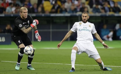 Benzema marca tras interceptar un mal pase de Karius.