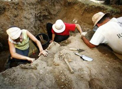 Trabajos de exhumación de cadáveres de represaliados durante la Guerra Civil en Ames, en septiembre de 2007.