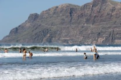 Bañistas en la playa de Famara, en Lanzarote.