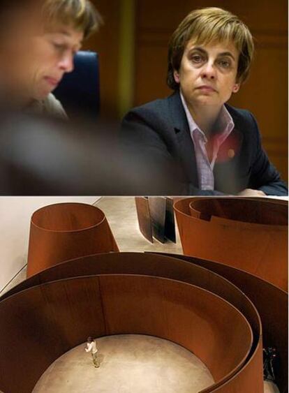 Arriba, Azkarate en su comparecencia en el Parlamento vasco. Sobre estas líneas, una imagen del conjunto escultórico de Richard Serra en el Museo Guggenheim.