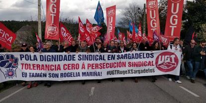 Protesta esta mañana en Cervo contra los despidos en Sargadelos.