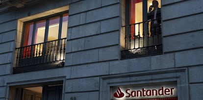 Una oficina de Banco Santander, en Madrid.