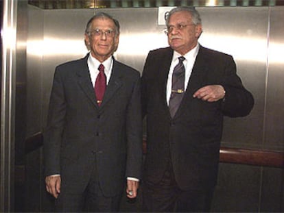 Ricard Fornesa (derecha) y Josep Vilarasau, tras el relevo en la presidencia de la caja, en marzo pasado.