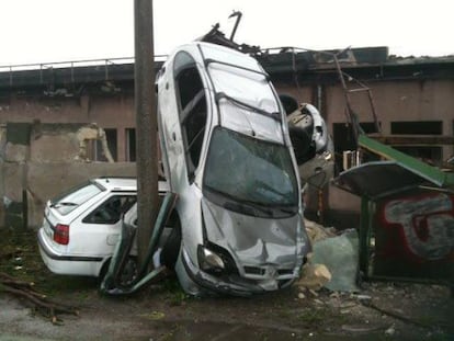 Varios coches apilados en la f&aacute;brica Ilva tras el paso de un tornado.