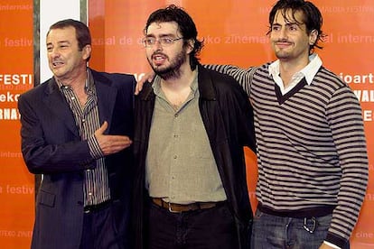 El director Víctor García León (centro), acompañado por los actores de su película &#39;Vete de mí&#39;, Juan Diego, y Juan Diego Botto a su llegada al Kursaal donostiarra donde han asistido a la gala de inauguración del 54º Festival de San Sebastián.