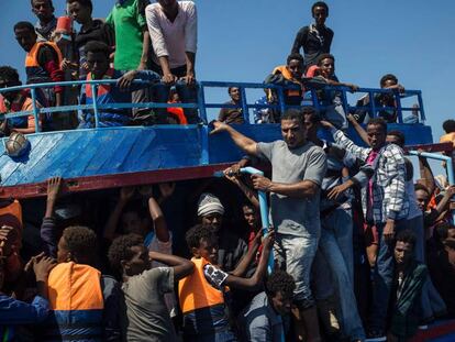 Migrantes esperan a ser rescatados por el barco de las ONG SOS M&eacute;diterran&eacute;e y M&eacute;dicos sin Fronteras en el Mediterr&aacute;neo el 2 de agosto.