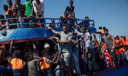 Migrantes esperan a ser rescatados por el barco de las ONG SOS M&eacute;diterran&eacute;e y M&eacute;dicos sin Fronteras en el Mediterr&aacute;neo el 2 de agosto.