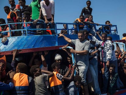 Migrantes esperan a ser rescatados por el barco de las ONG SOS M&eacute;diterran&eacute;e y M&eacute;dicos sin Fronteras en el Mediterr&aacute;neo el 2 de agosto.