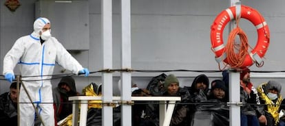 Un grupo de inmigrantes rescatados en el sur de Italia por la operación Tritón esperan para desembarcar.