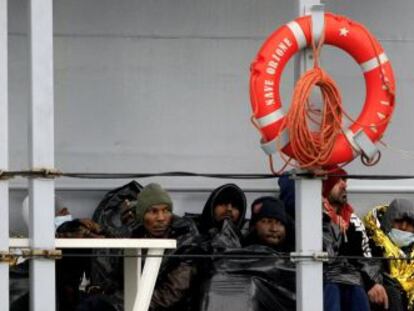 Un grupo de inmigrantes rescatados en el sur de Italia por la operaci&oacute;n Trit&oacute;n esperan para desembarcar.