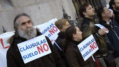 Protesta de afectados por claúsulas suelo frente al Banco de España.