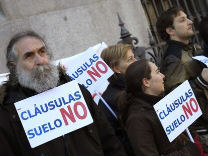 Protesta de afectados por claúsulas suelo frente al Banco de España.