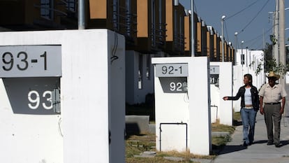 Dos personas caminan en un complejo habitacional a las afueras de Ciudad de México.