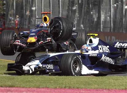 Wurz y Coulthard protagonizan el incidente de la jornada con un espectacular lance en el que el sueco pasa literalmente por encima del piloto de Williams. No hubo daños ni coche de seguridad.