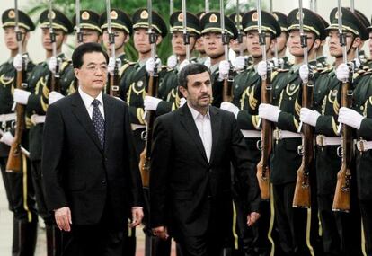 El presidente iran&iacute;, Mahmud Ahmadineyad (d), y su hom&oacute;logo chino, Hu Jintao, hoy durante la ceremonia de bienvenida celebrada en en el Gran Palacio del Pueblo, en Pek&iacute;n.