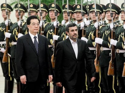 El presidente iran&iacute;, Mahmud Ahmadineyad (d), y su hom&oacute;logo chino, Hu Jintao, hoy durante la ceremonia de bienvenida celebrada en en el Gran Palacio del Pueblo, en Pek&iacute;n.