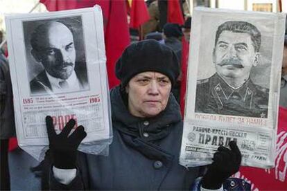 Miles de comunistas desfilan ante la estatua de Lenin mientras el Kremlin evita los festejos.