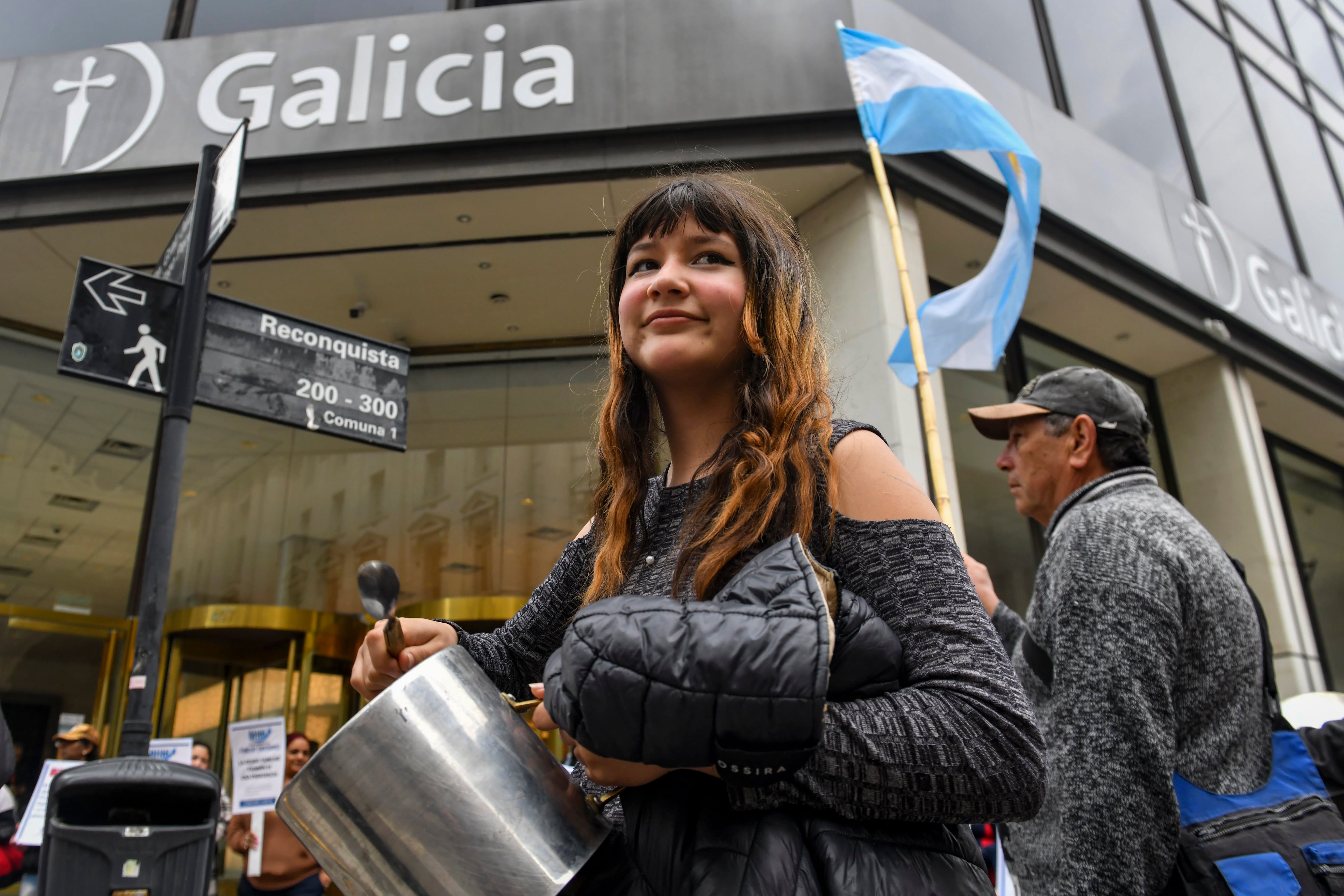 El hostigamiento de los cobradores lleva al límite a los endeudados en Argentina: “Pensé en quitarme la vida”