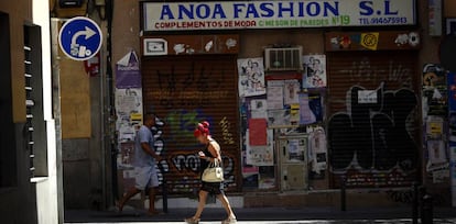 Calle de Mesón de Paredes esquina Dos Hermanas, en el barrio de Lavapiés.  