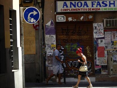 Calle de Mesón de Paredes esquina Dos Hermanas, en el barrio de Lavapiés.  