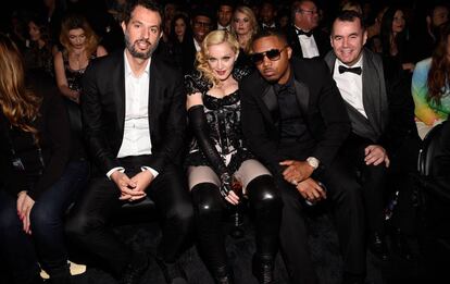 Guy Oseary, Madonna y Nas attend, en la entrefa de los premios Grammy de 2015.