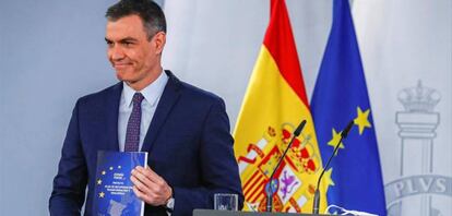 El presidente del Gobierno, Pedro Sánchez, con el Plan de Recuperación.