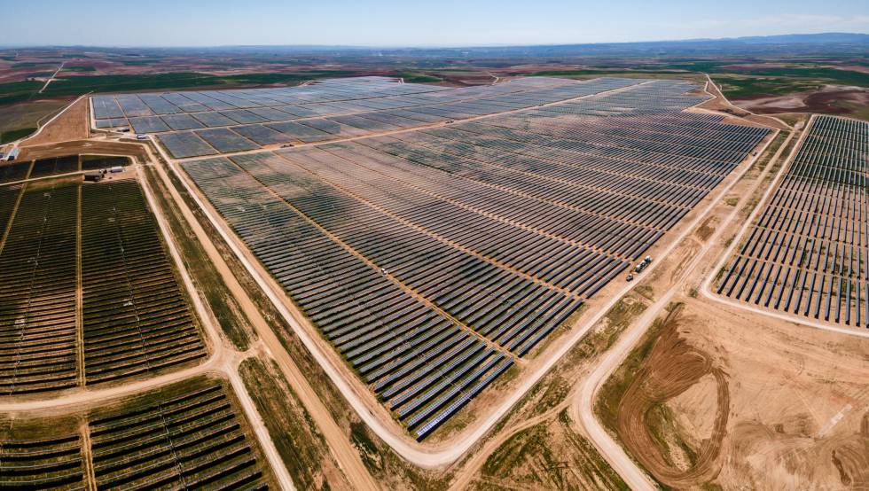 Foto de recurso de una planta fotovoltaica como la que busca vender Lightsource BP.